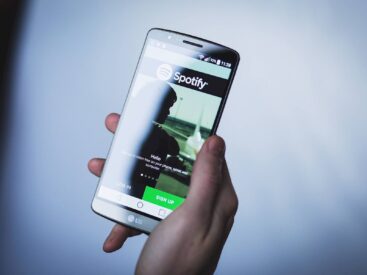 Spotify’de bir şarkıcının tüm şarkılarını görsel.