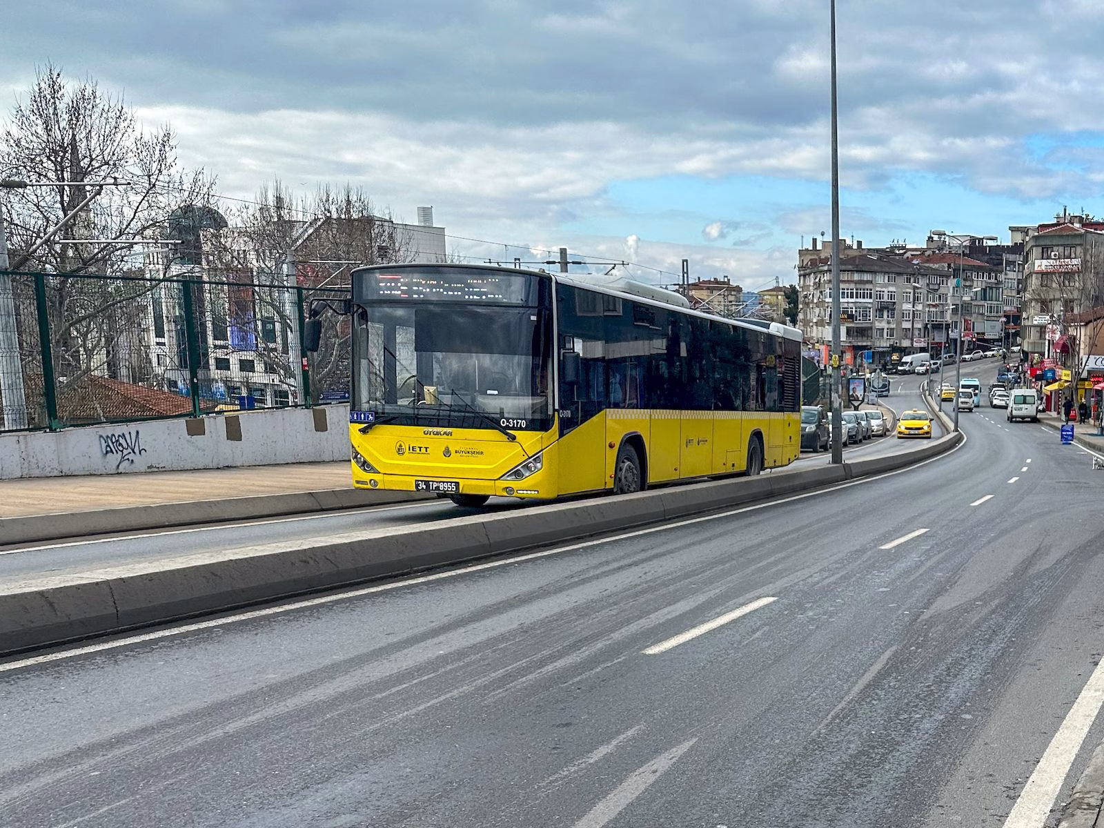 Kartal köprüsüne giden otobüsler görsel.