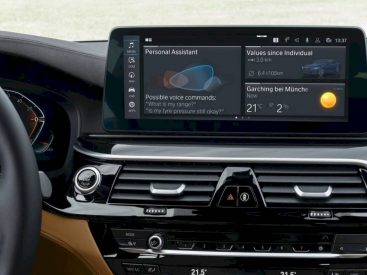 BMW yazılım ve harita güncelleme görsel.