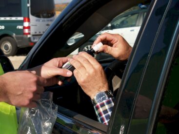 What is a breathalyzer and image.