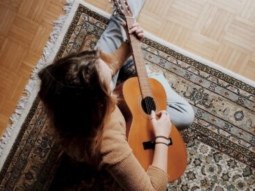Gitarda temel barre akorlarını öğrenmek görsel.