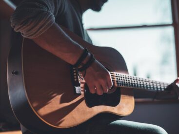 Gitarda güç akorlarını öğrenme görsel.