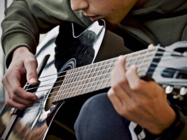 Gitar için açık akorları ve görsel.