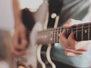 Öğrenmeniz gereken 8 temel gitar görsel.