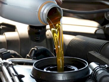 Yüksek km araç motor yağı görsel.