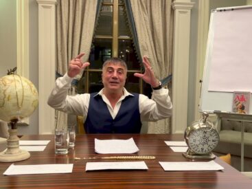 Sedat Peker’in masasındaki kitaplar görsel.