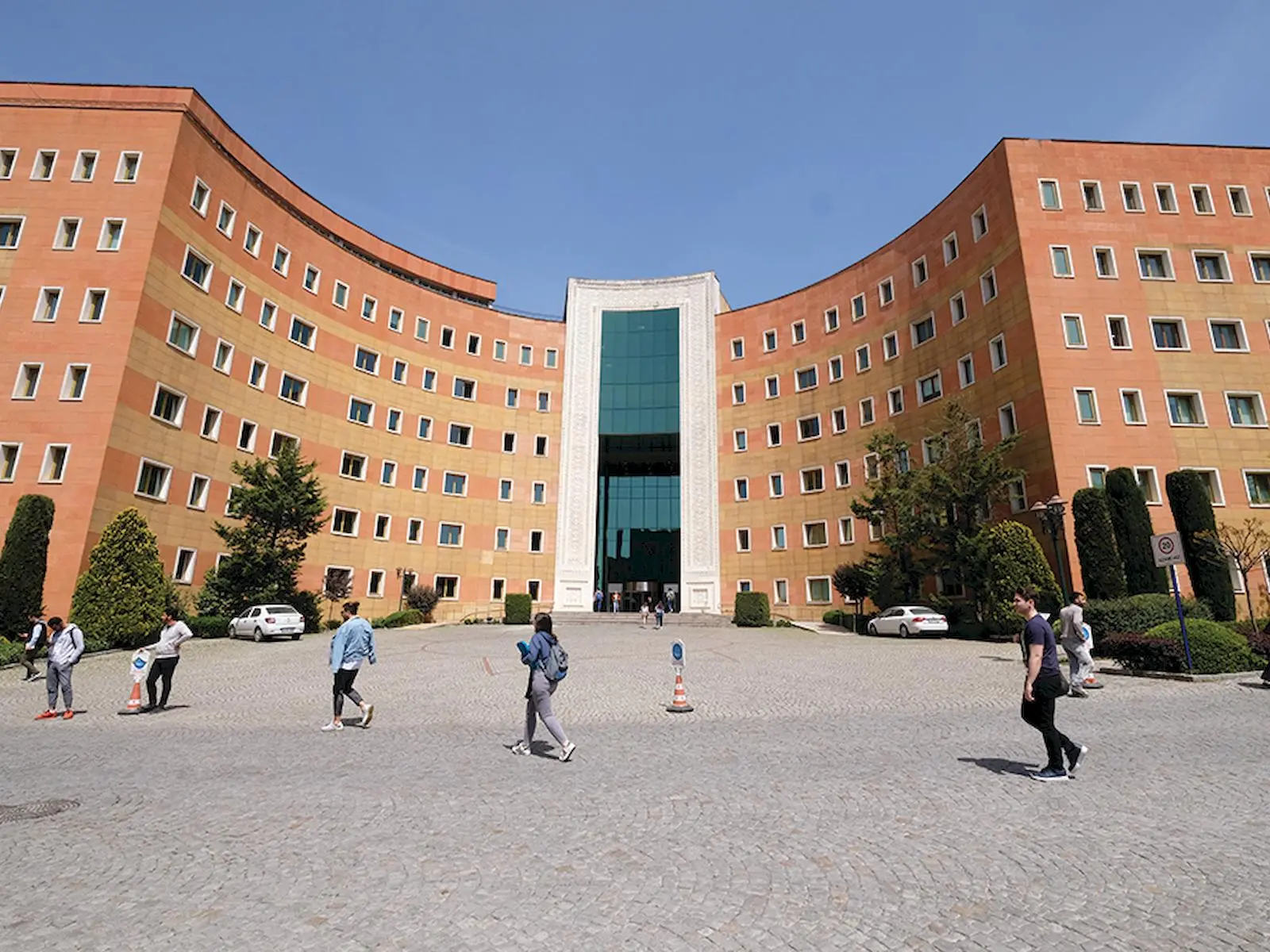 Yeditepe Üniversitesi’ne giden İETT otobüsleri