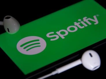Hide songs in Spotify blend image.
