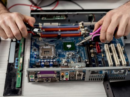 ATX ile Micro ATX arasındaki görsel.