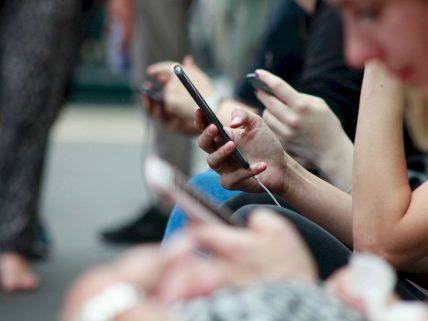 Phubbing nedir? Bu davranıştan nasıl görsel.