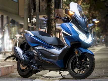 Honda Forza 250 motosiklet özellikleri görsel.