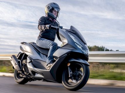 Honda PCX125 motosiklet özellikleri ve görsel.