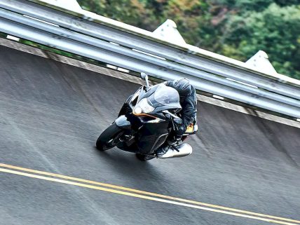 Suzuki Hayabusa motosiklet özellikleri ve görsel.