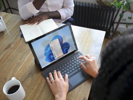 Windows 11 başlat menüsü klasör görsel.