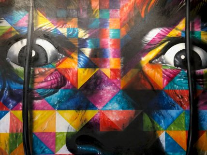 NFT sanat galerisi görsel.