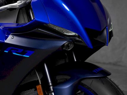 Yamaha R1 motosiklet özellikleri ve görsel.