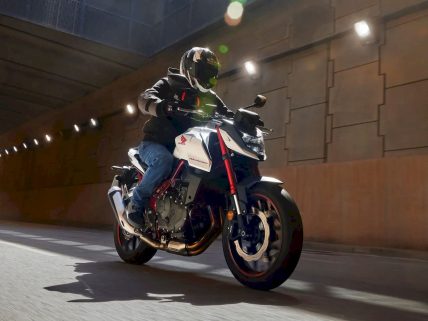 Honda CB750 Hornet motosiklet özellikleri görsel.