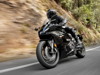 Yamaha R7 motosiklet özellikleri ve görsel.