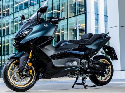 Yamaha TMAX Tech MAX motosiklet görsel.