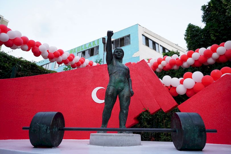 Naim Süleymanoğlu heykeli