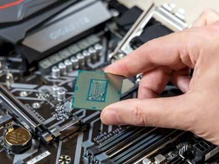 Intel i3 ile i5 işlemciler görsel.