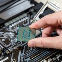 What is the difference between Intel i3 and i5 processors