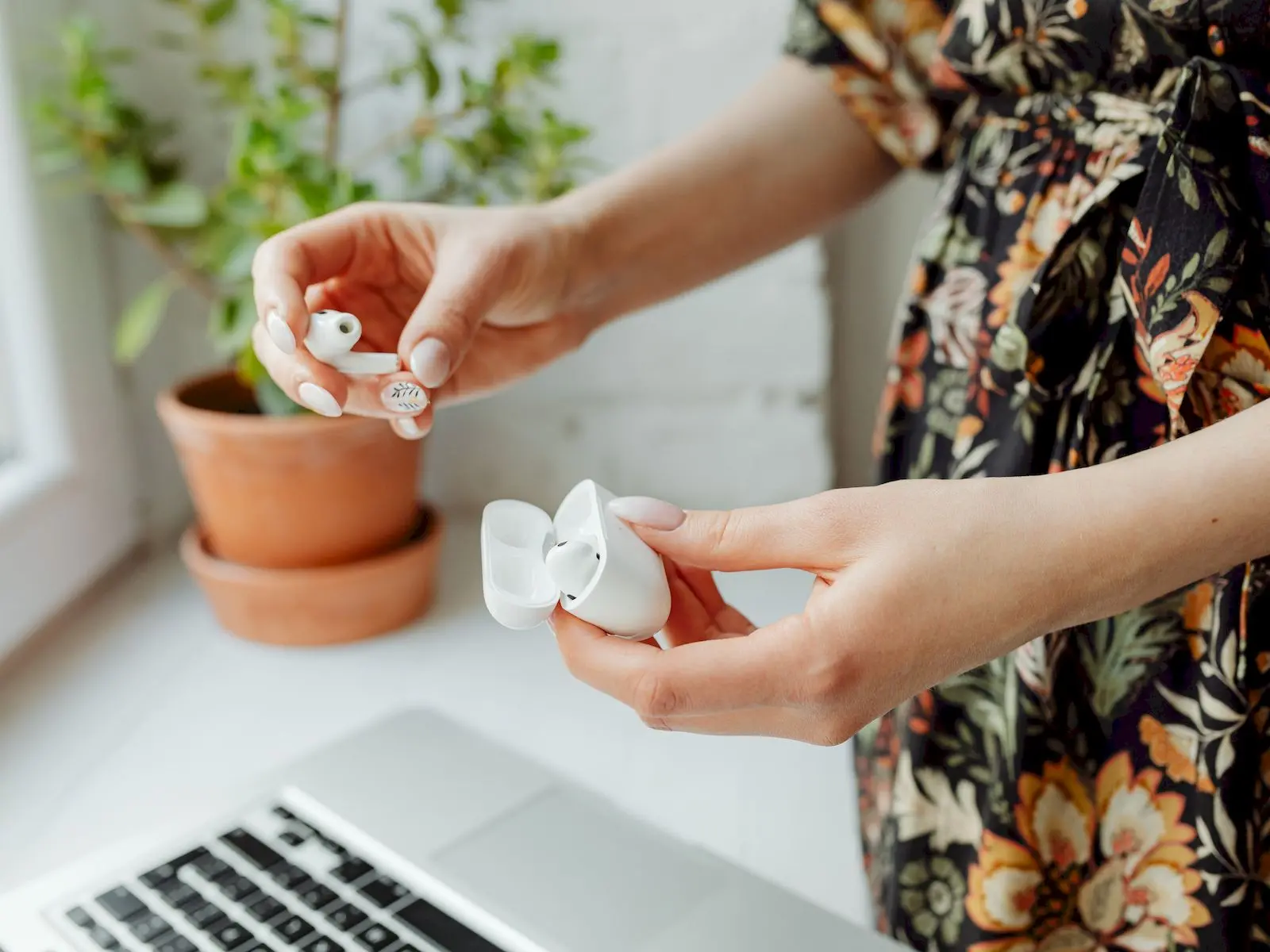 How to check AirPods charging image.